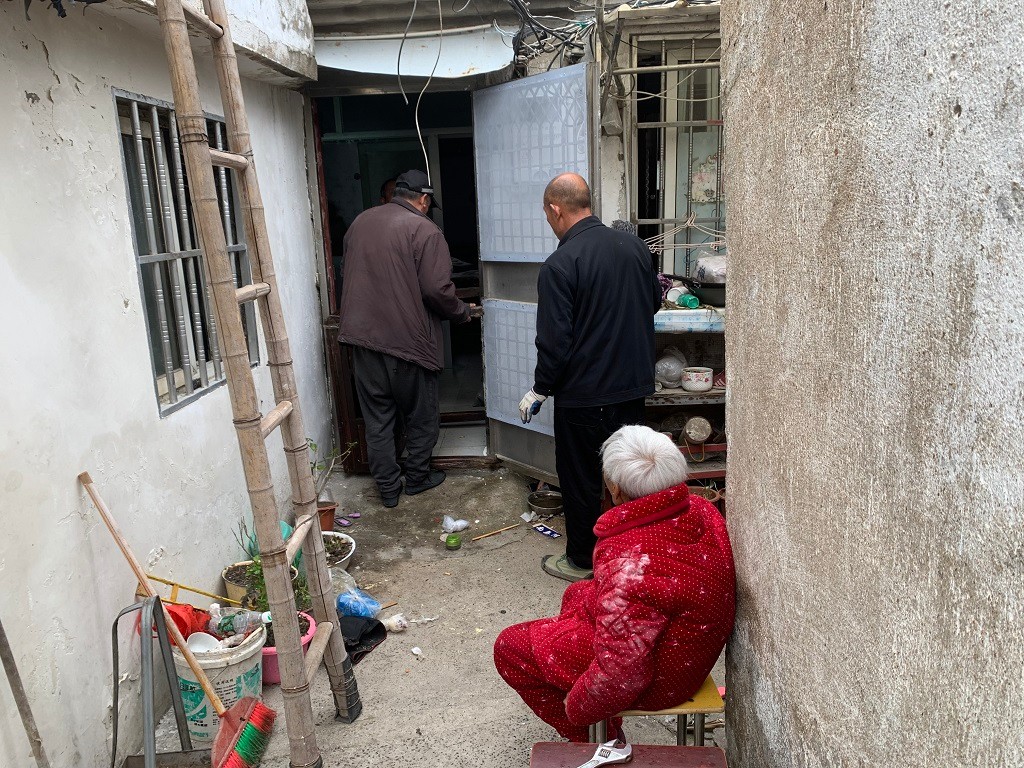 房屋管理科帮助保障户搬家