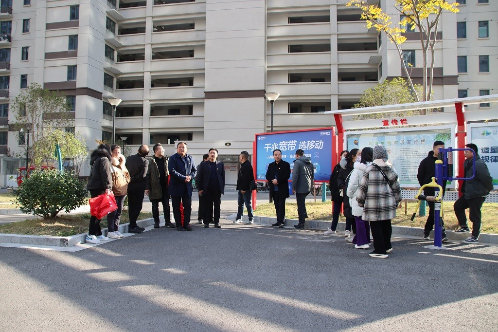 区房管中心党支部开展“三进三解大调研”活动