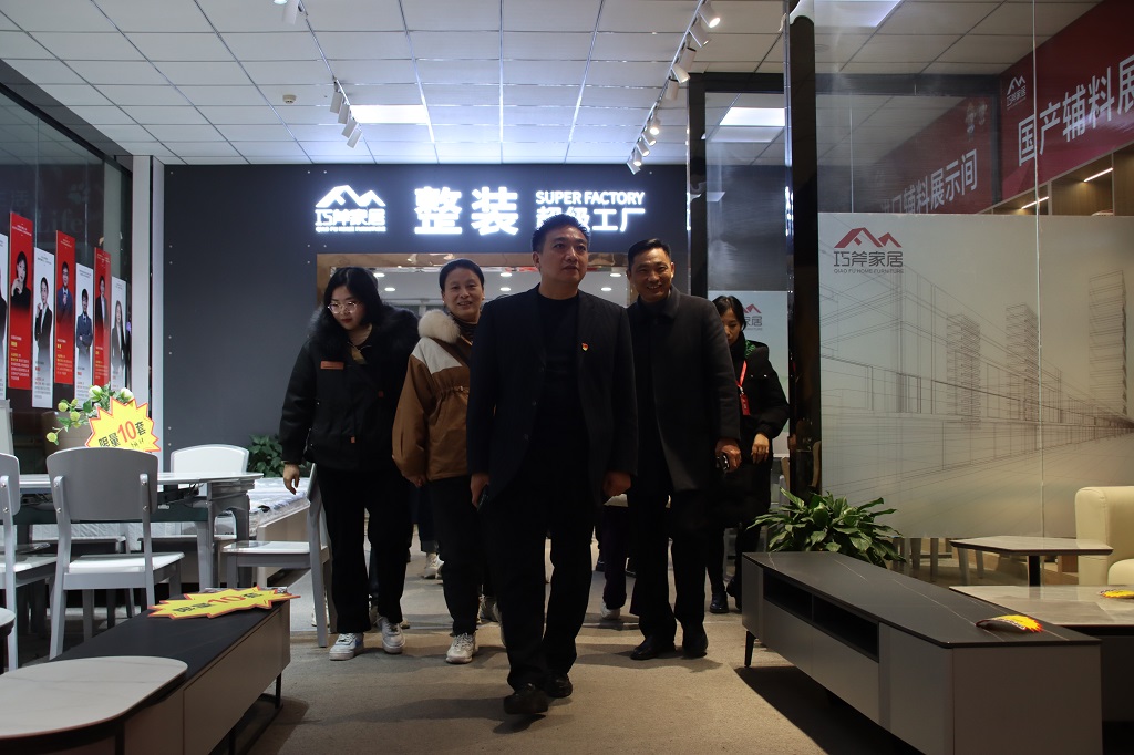 区房管中心党支部开展“三进三解大调研”活动