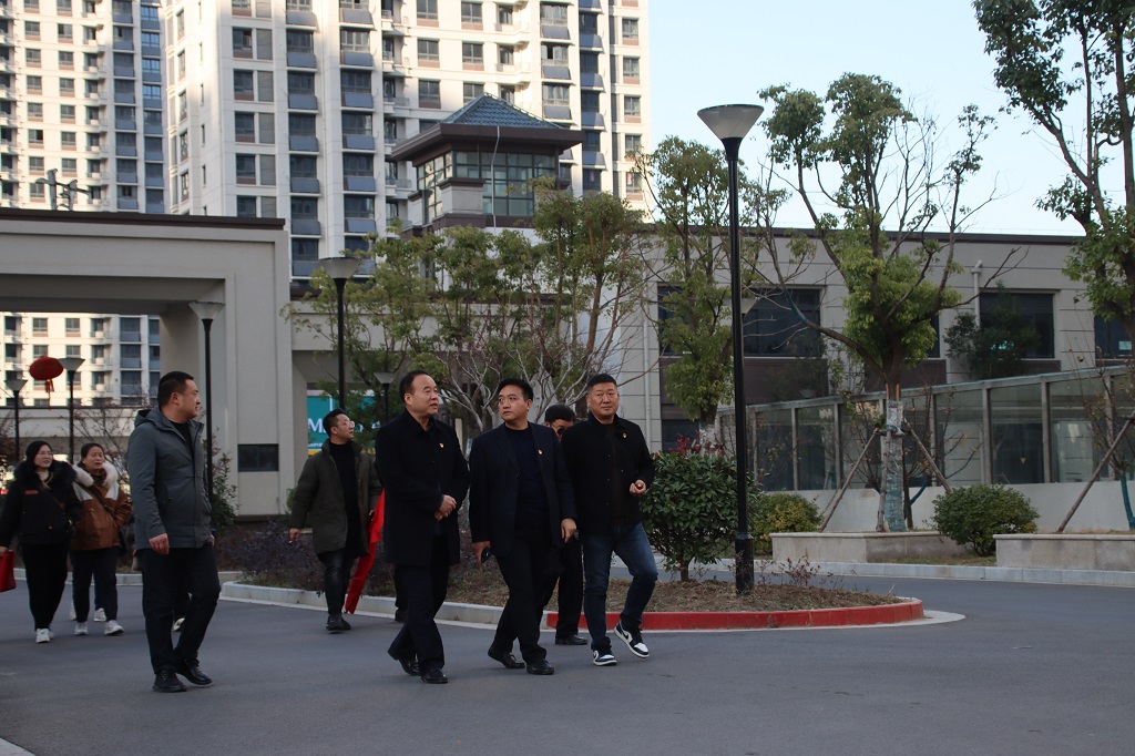 区房管中心党支部开展“三进三解大调研”活动