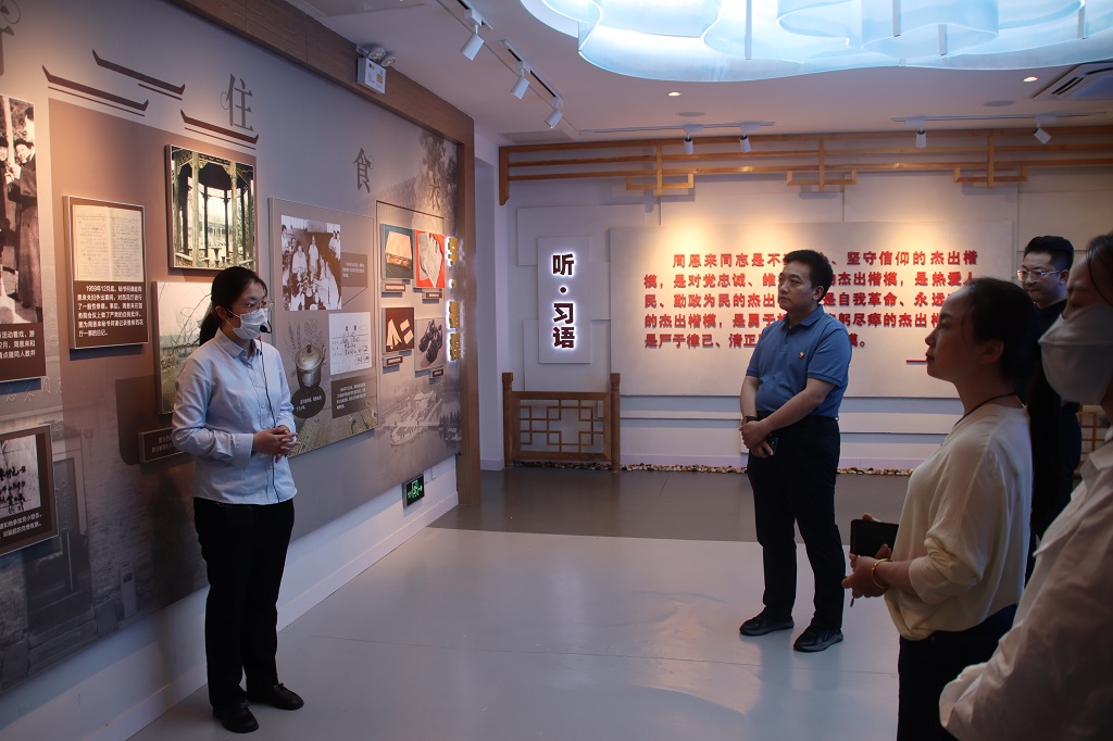 区房管中心党支部结合党纪教育学习，组织参观翔宇清风馆