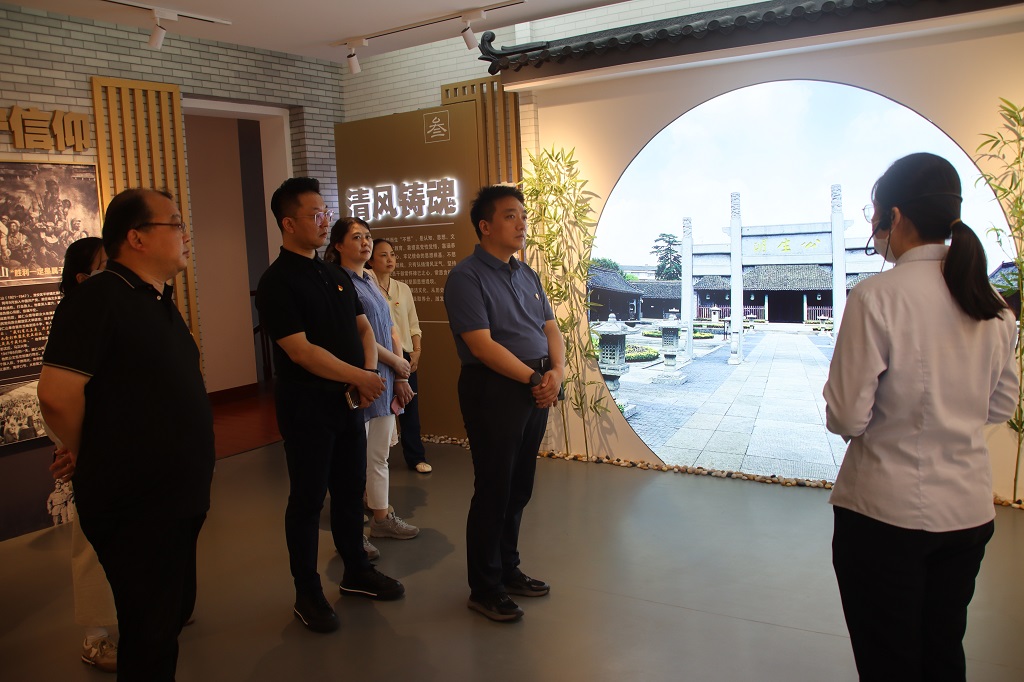 区房管中心党支部结合党纪教育学习，组织参观翔宇清风馆