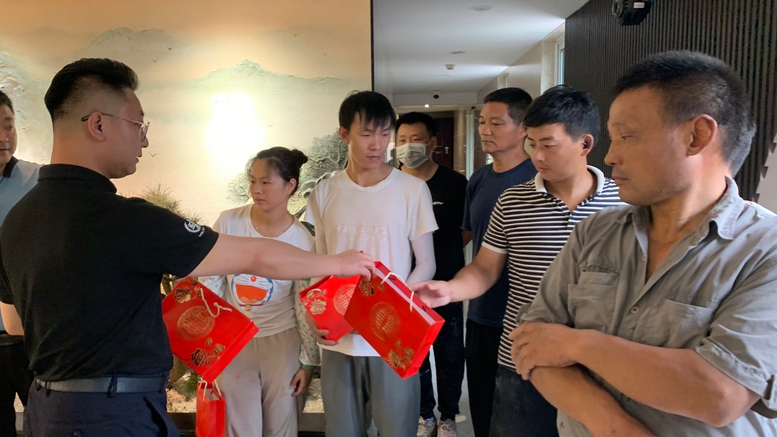 房管中心组织对施工单位、困难保障户开展高温走访慰问活动
