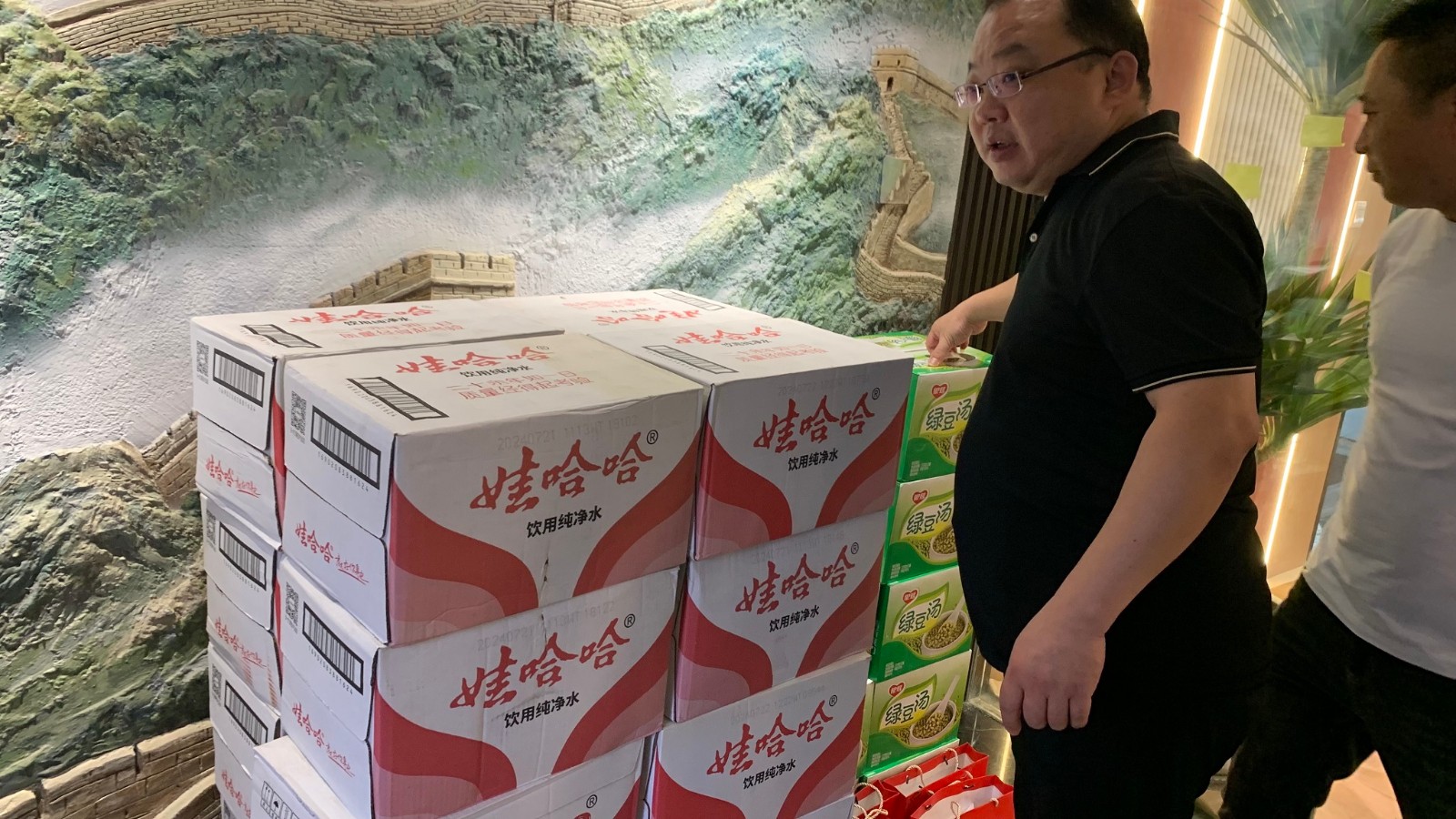 房管中心组织对施工单位、困难保障户开展高温走访慰问活动