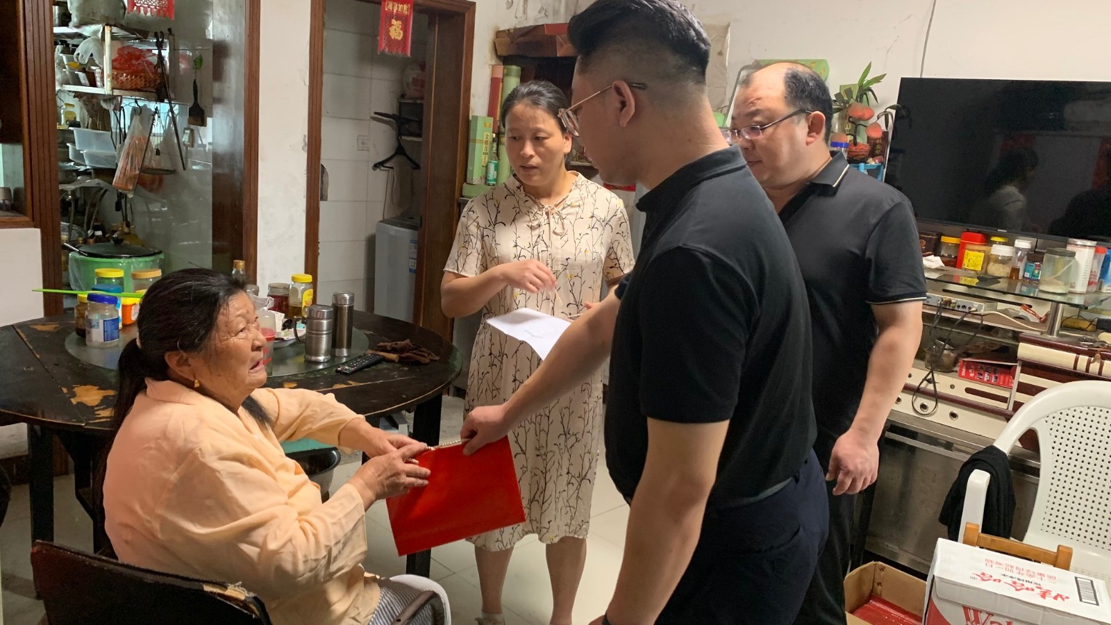 房管中心组织对施工单位、困难保障户开展高温走访慰问活动
